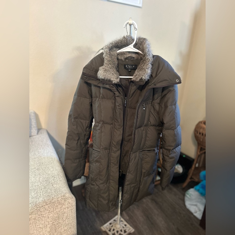 GUESS Women's Brown Puffer Coat with Fur Trim